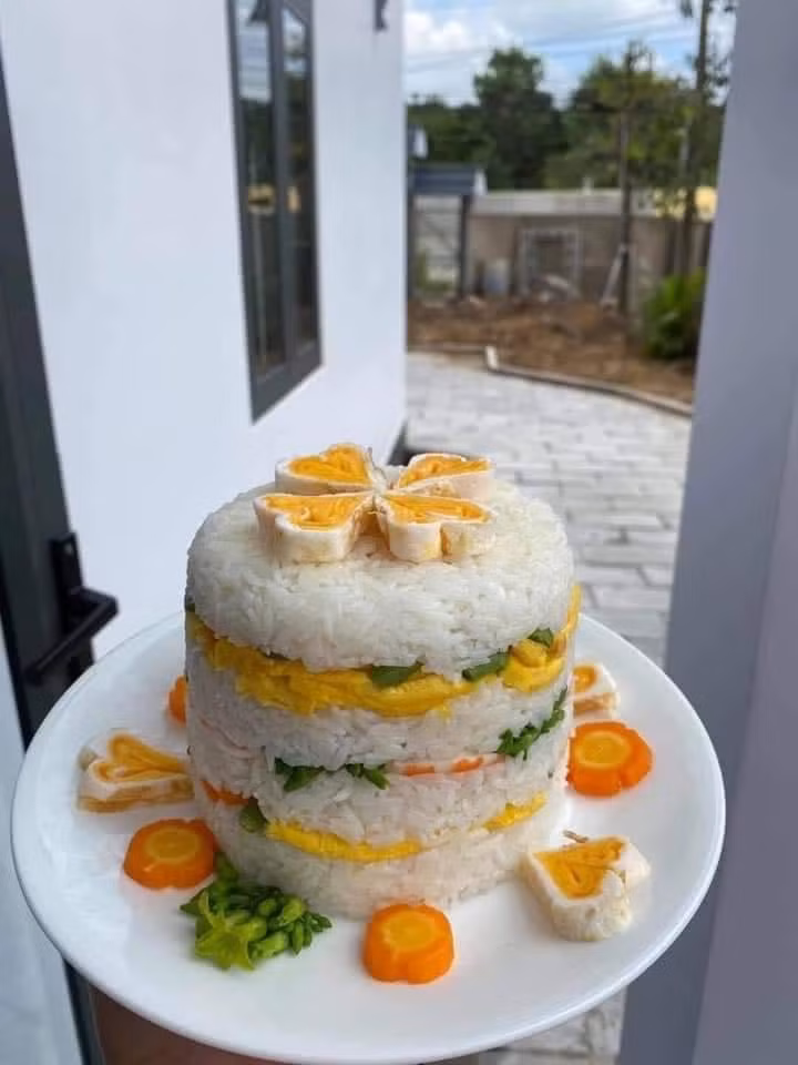 Dưới phần bình luận, cư dân mạng tỏ ra trầm trồ vì cách làm sáng tạo cho ngày sinh nhật trở nên ý nghĩa trong mùa dịch.