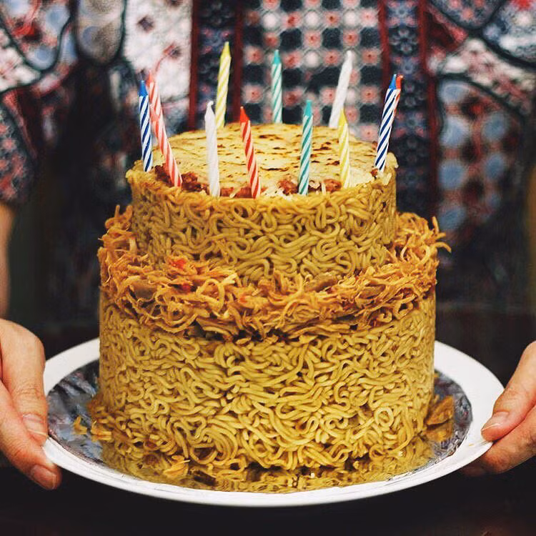 Không còn bánh kem nhiều màu sắc, ngọt lịm, bánh sinh nhật mùa dịch đã được thay thế bởi những thực phẩm thiết yếu hàng ngày, chúng được trang trí đẹp mắt không khác gì một chiếc bánh sinh nhật đúng nghĩa.