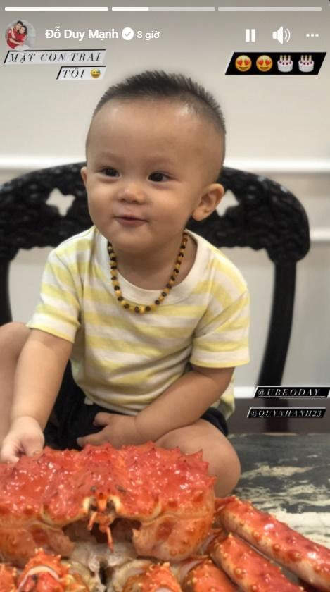 Dù chỉ tổ chức tại gia nhưng cư dân mạng đặc biệt chú ý đến món ăn là con cua hoàng đế "siêu khổng lồ" trong bữa tiệc sinh nhật bé Ú. Đây là món ăn đặc sản, có giá cả khá đắt đỏ.