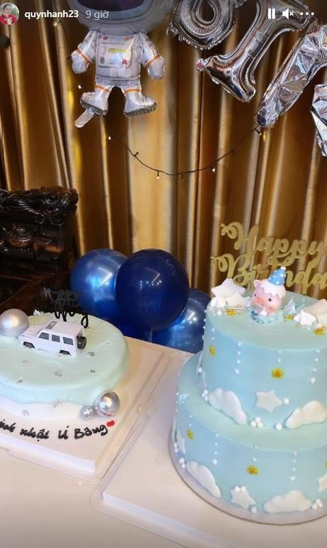 Theo đó, do tình hình dịch COVID-19 diễn biến phức tạp, buổi tiệc của cậu bé Ú được tổ chức trong không gian ấm cúng nhưng không kém phần hoành tráng tại gia đình.