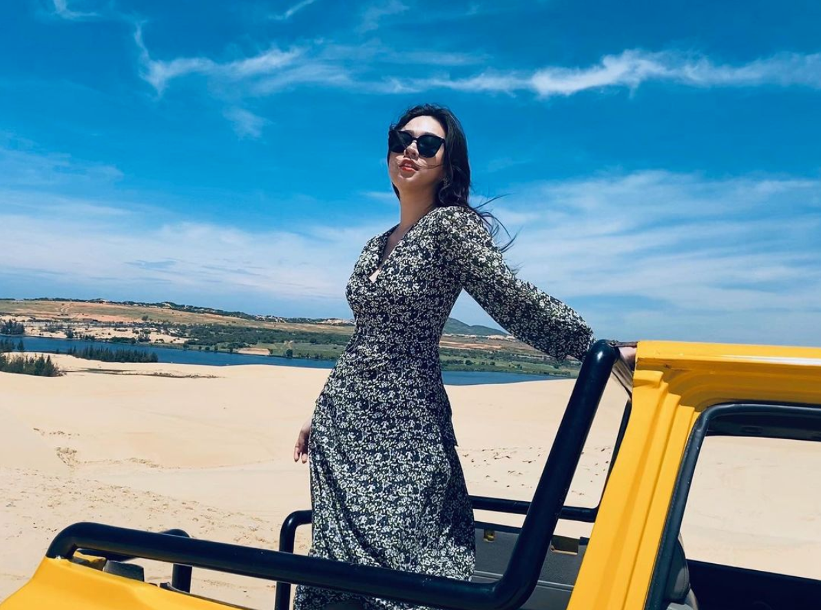 Cô theo học ngôn ngữ Anh tại Học viện Ngoại giao. Không chỉ giỏi tiếng Anh, tiếng Pháp, người đẹp còn nói được tiếng Hàn, Trung.