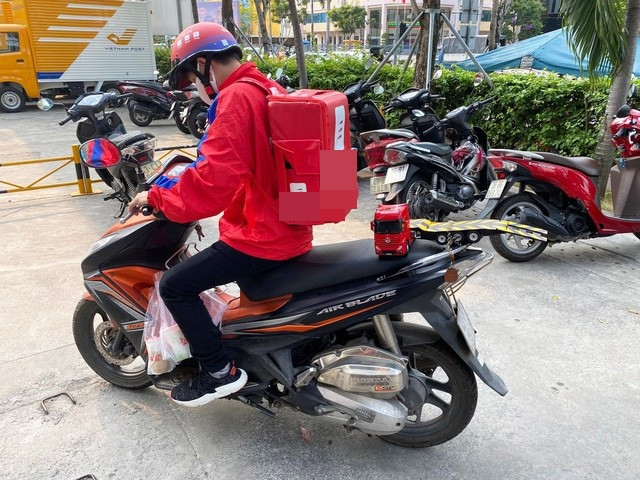 Vừa đảm bảo hoàn thành công việc, vừa đảm bảo sức khỏe cho mọi người nên nhiều shipper đã sáng tạo ra nhiều cách giao hàng cực kỳ "bá đạo".