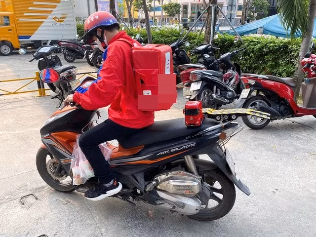 Vừa đảm bảo hoàn thành công việc, vừa đảm bảo sức khỏe cho mọi người nên nhiều shipper đã sáng tạo ra nhiều cách giao hàng cực kỳ "bá đạo".