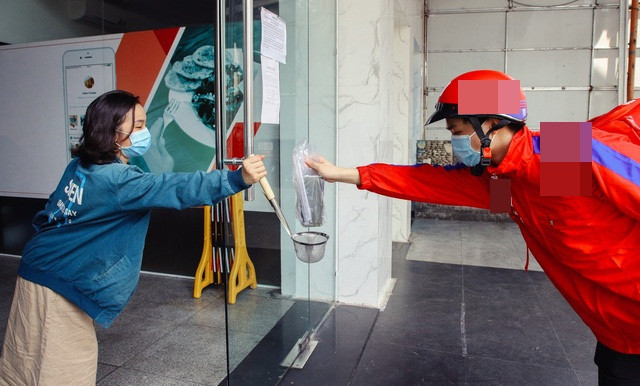 Đang nấu ăn tự dưng nổi hứng thèm trà sữa, có gì dùng nấy không ngần ngại dùng vá để nhận hàng.