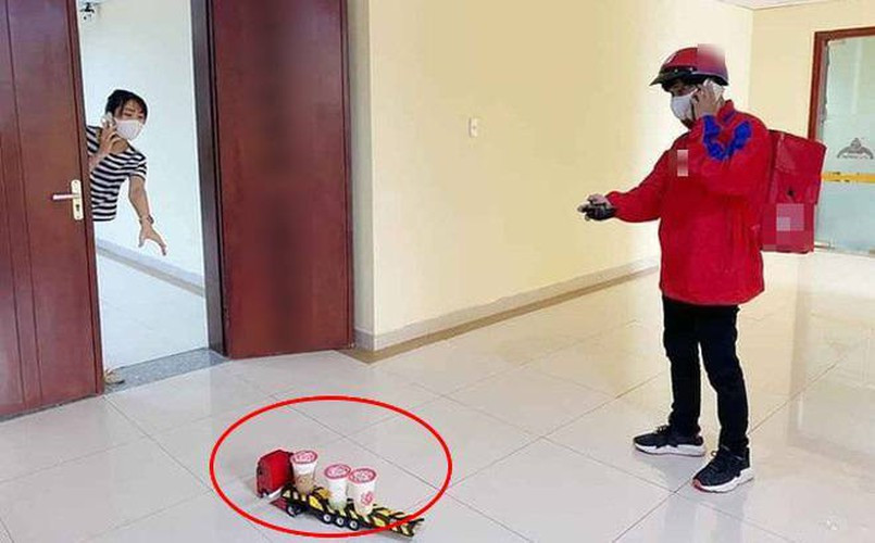 Giữa lúc dịch bệnh, việc chỉ cần đứng ở cửa nhà vẫn có thể nhận hàng tận tay khiến nhiều người không khỏi thích thú.
