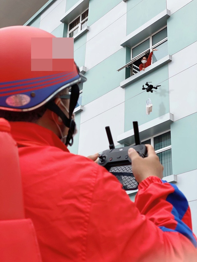 Không ít tài xế công nghệ "làm vì đam mê" khi sử dụng các thiết bị hiện đại, điển hình là flycam để giao hàng.