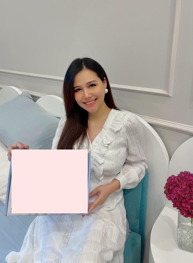 Sau khoảng 9 ngày bé Sochu chào đời, hot girl Phanh Lee đã tung bức ảnh khoe cận nhan sắc và diện mạo hiện tại của mẹ bỉm đáng kinh ngạc.
