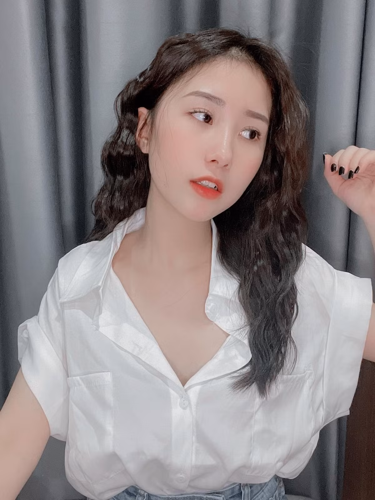 Trước đó, vừa mới nổi tiếng Tiểu Hý đã ngay lập tức gặp "phốt". Cô nàng bị một số cư dân mạng đồn thổi là "giật chồng".