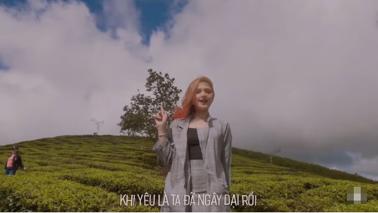 Qua đoạn clip đăng tải có thể thấy, gái xinh 2K dù chưa từng trải qua trường lớp đào tạo bài bản song khả năng rap của Xoài Non được nhận xét khá ''đỉnh".