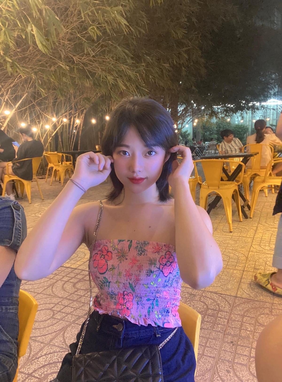 Đằng sau lớp áo bảo hộ và khẩu trang kín mít, chủ nhân của những hình ảnh này là 9x sở hữu nhan sắc xinh đẹp, ngọt ngào.