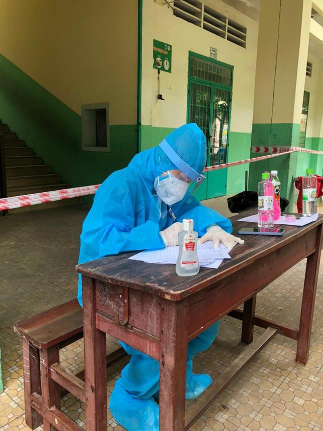 Được biết, cô gái này đang tham gia hỗ trợ chống dịch tại P. An Bình, TP. Biên Hòa, tỉnh Đồng Nai. Cô đảm nhận qua nhiều đầu việc như: Phân phát thực phẩm, giao thực phẩm cho người dân bị cách ly, hỗ trợ tiêm vắc xin…