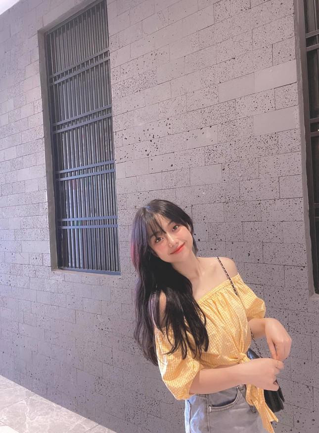 Trong quá trình hỗ trợ chống dịch, nàng hot girl này đã quay những clip TikTok vui nhộn thu hút hàng triệu lượt xem. Đằng sau bộ đồ bảo hộ kín mít, 9x sở hữu nhan sắc xinh đẹp.