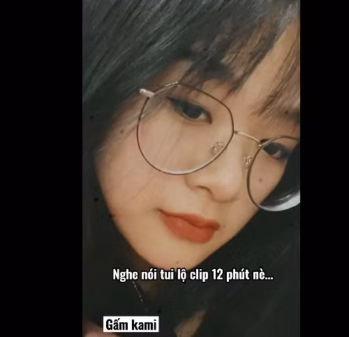 Trong đoạn clip mà cô nàng đăng tải, Gấm Kami thẳng thắn nhờ người xem tìm hộ clip: "Nghe nói tui lộ clip 12 phút nè...Ai có link gửi cho tui với nha, đỡ mắc công tìm cực".