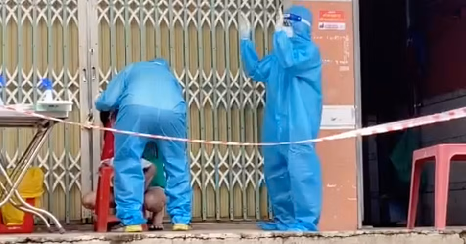 Khoảnh khắc một y bác sĩ không ngại nhún nhảy để đánh lạc hướng chú ý của một bé gái đang lấy mẫu test từng gây sốt MXH.