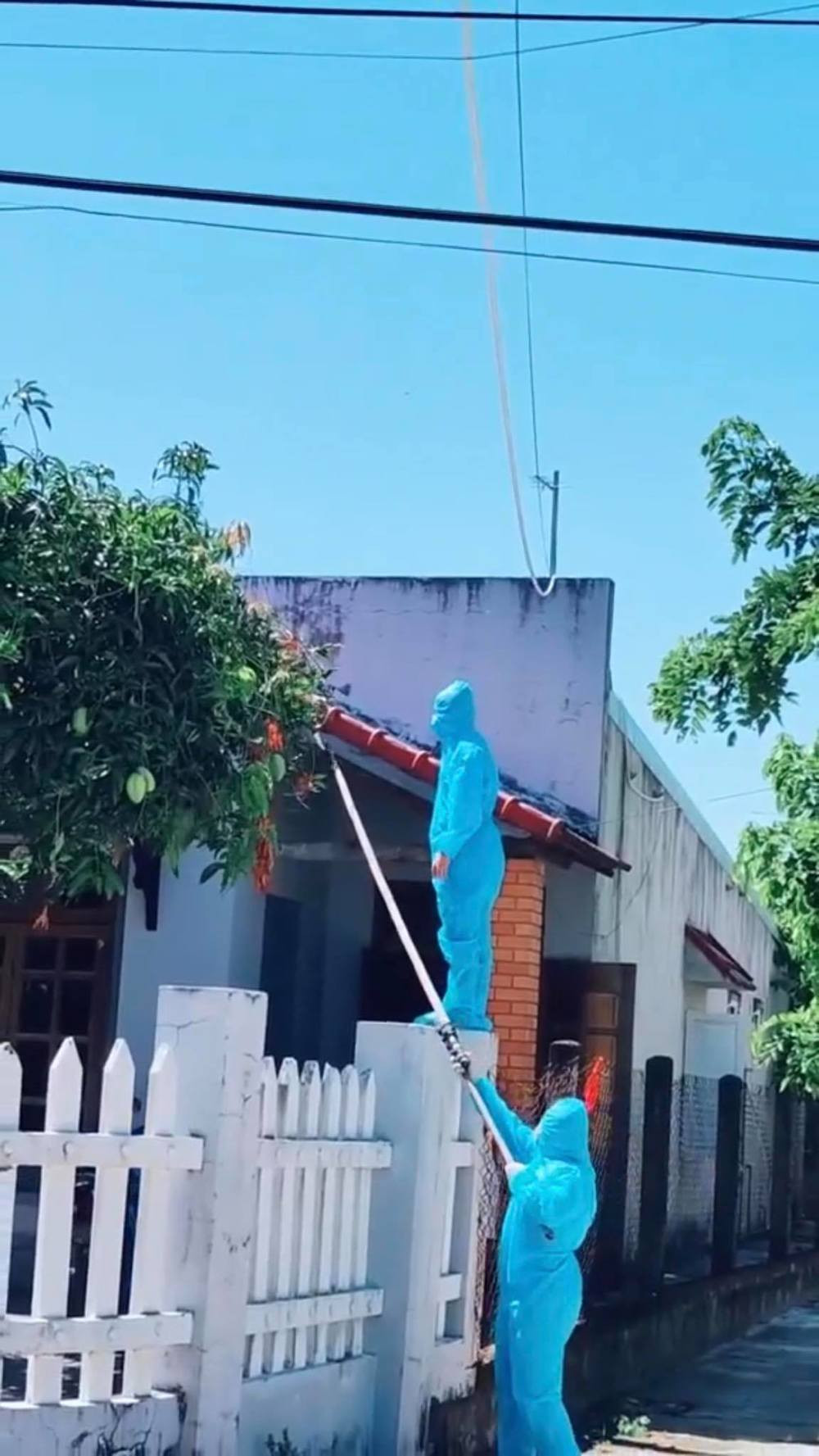 Đoạn clip hái xoài đáng yêu được chia sẻ đi kèm dòng trạng thái: “Đi lấy mẫu cộng đồng thì thấy nhà bà hàng xóm có xoài”.