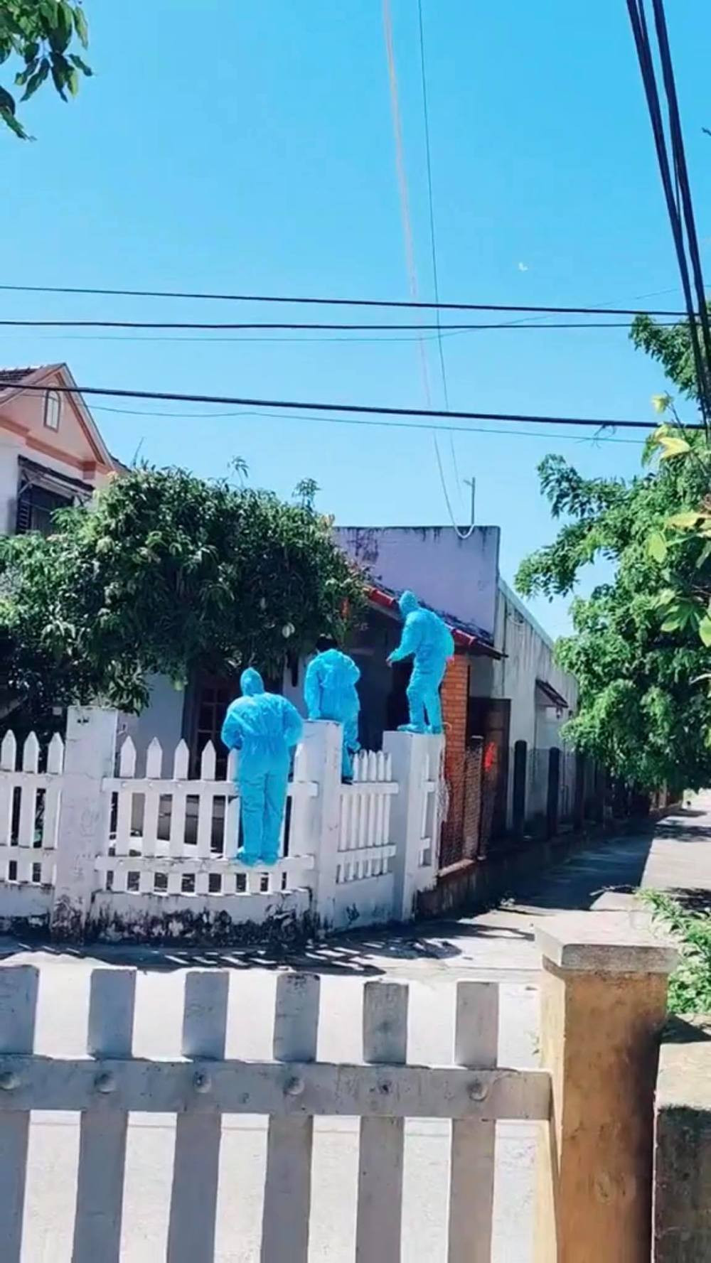 Mới đây, trên MXH xuất hiện đoạn clip TikTok ghi lại cảnh một nhóm 3 nhân viên y tế mặc đồ bảo hộ kín mít, trèo lên tường nhà dân hái quả xoài gây sự chú ý của cư dân mạng.