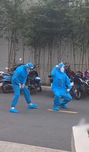 Hình ảnh hai nhân viên y tế đang nhảy nhót trên đường đi thì rách quần khiến netizen được phen “cười nghiêng ngả”.