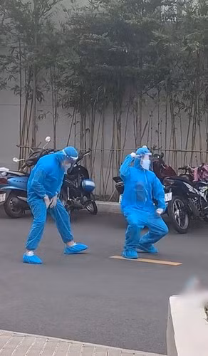 Hình ảnh hai nhân viên y tế đang nhảy nhót trên đường đi thì rách quần khiến netizen được phen “cười nghiêng ngả”.
