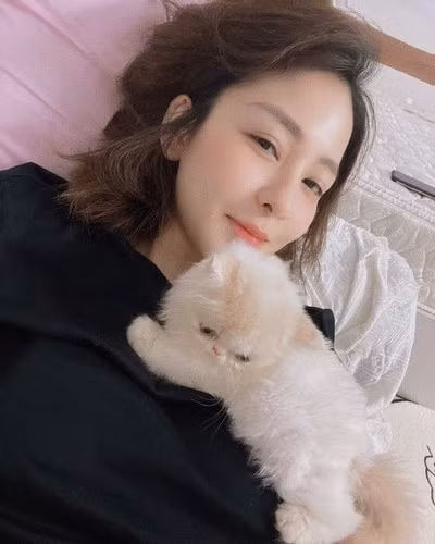 Trong thời gian thực hiện giãn cách xã hội do dịch bệnh, hot girl Trâm Anh thường xuyên đăng tải hình ảnh các món ăn ngon cũng như luôn nỗ lực luyện tập để giữ dáng.