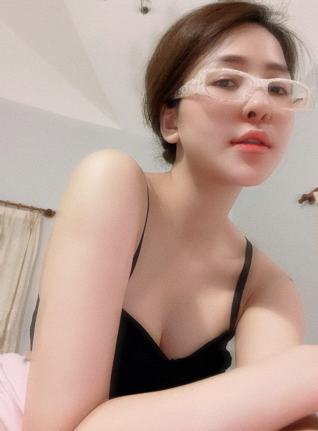 Sở hữu ngoại hình xinh đẹp, gợi cảm nên hot girl Trâm Anh đã không ít lần trở thành nạn nhân của những vụ gạ tình, gạ gẫm trên mạng xã hội.