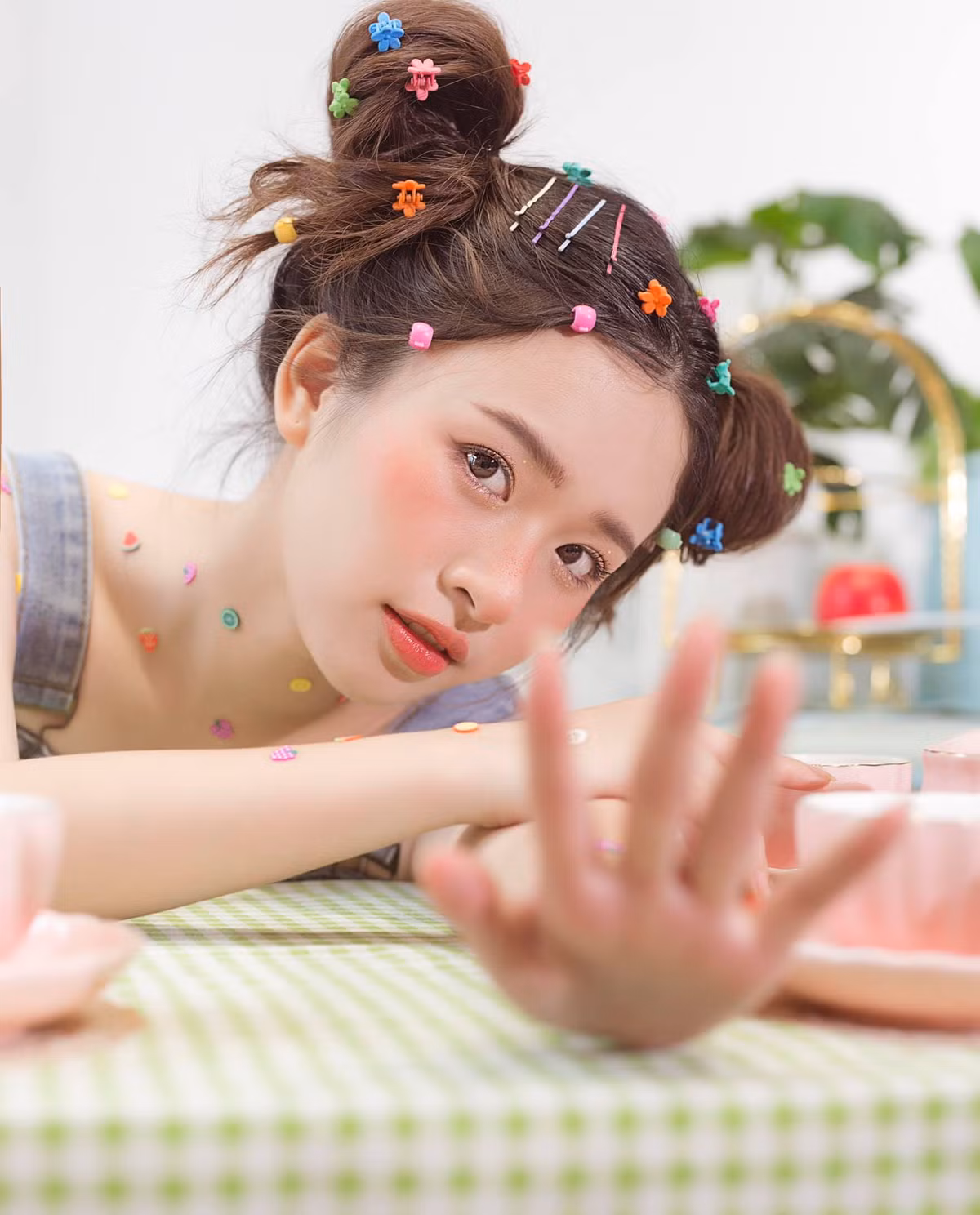 Ngoài tập trung cho học tập, nữ sinh 2K còn lựa chọn làm mẫu ảnh tự do để có thêm thu nhập trang trải cuộc sống và chi phí cho học hành.