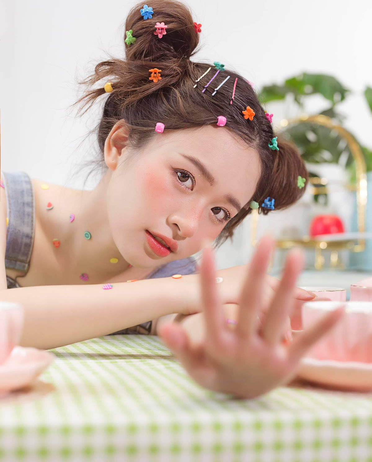 Ngoài tập trung cho học tập, nữ sinh 2K còn lựa chọn làm mẫu ảnh tự do để có thêm thu nhập trang trải cuộc sống và chi phí cho học hành.