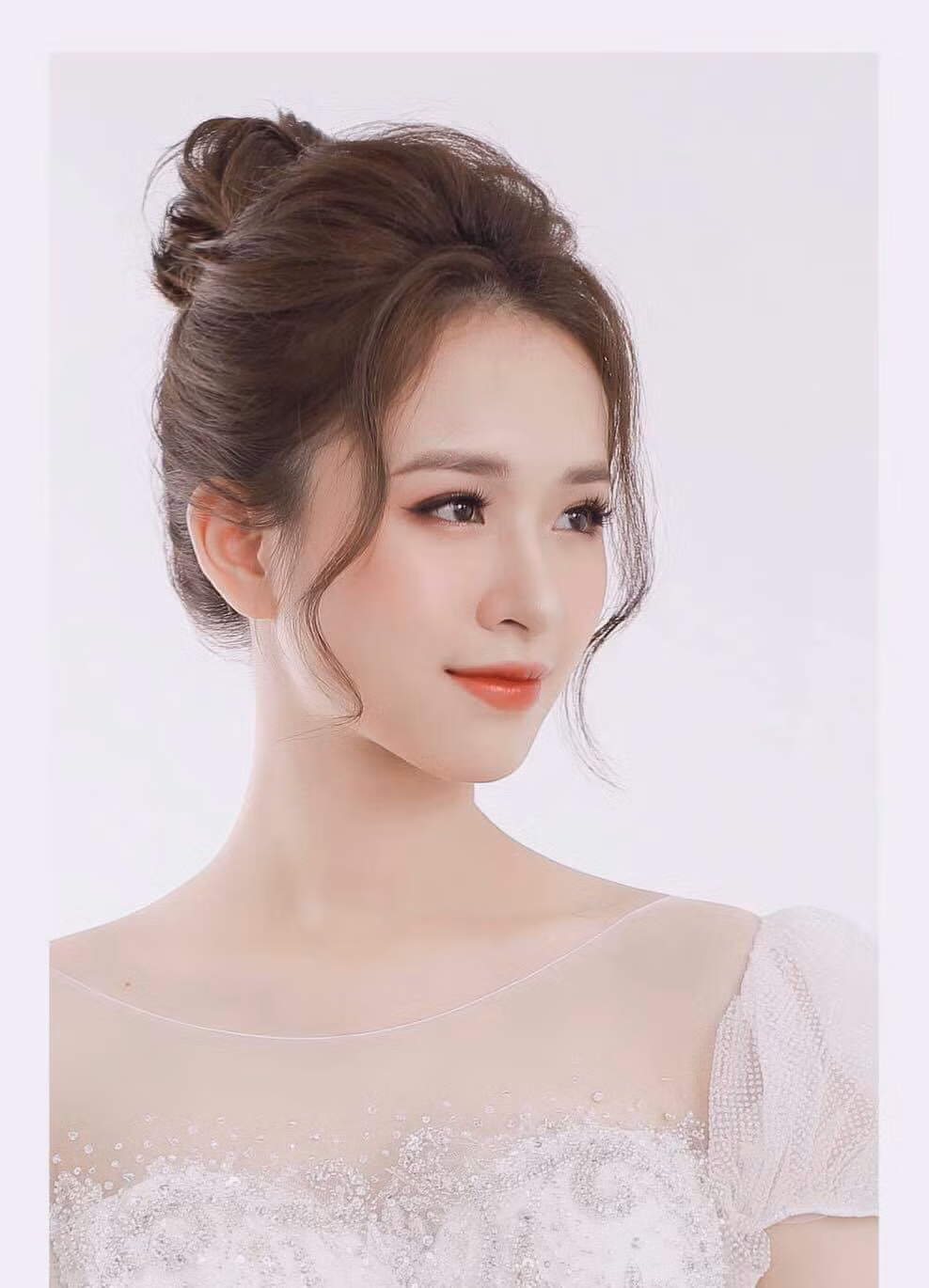 Đặng Hương Giang, sinh năm 2001 đang là nữ sinh gây chú trên MXH nhờ sở hữu gương mặt xinh đẹp tựa hoa hậu, cùng với bảng thành tích đáng nể.