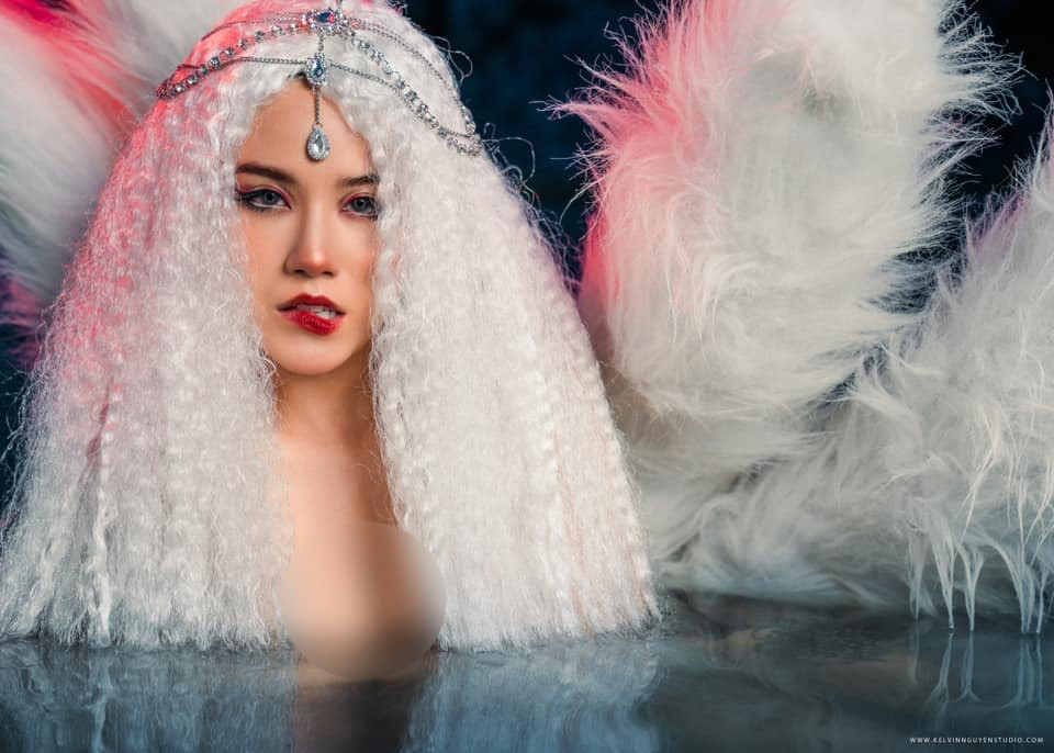 Mặc dù không hở hang quá nhiều nhưng bộ ảnh vẫn làm người nhìn thấy "nhức mắt".