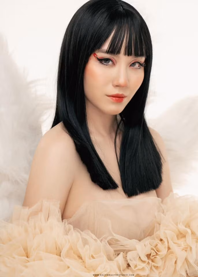 Hot girl Linh Miu nổi lên với vai trò là một người mẫu, sau đó cô lấn sân vào sự nghiệp diễn xuất khi ghi dấu tên tuổi qua các bộ phim hài ngắn, phim truyền hình...tuy nhiên không mấy thành công.