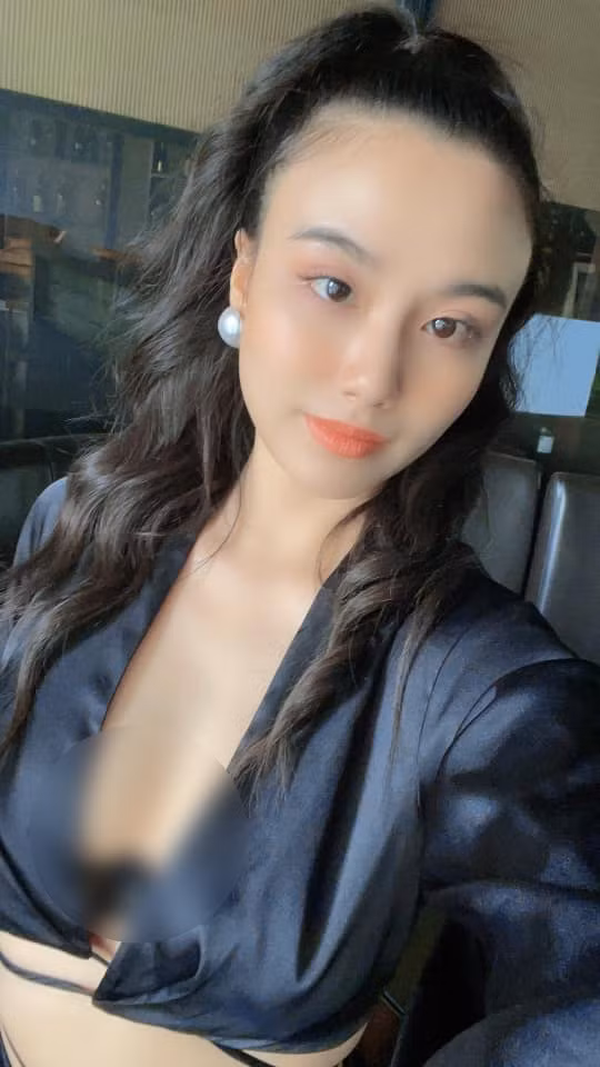 Thời gian từng yêu Hữu Công, hot girl Linh Miu thường xuyên nhận nhiều "gạch đá" từ cộng đồng mạng vì cho rằng họ đang là chiêu trò nhằm đánh bóng tên tuổi của mình.