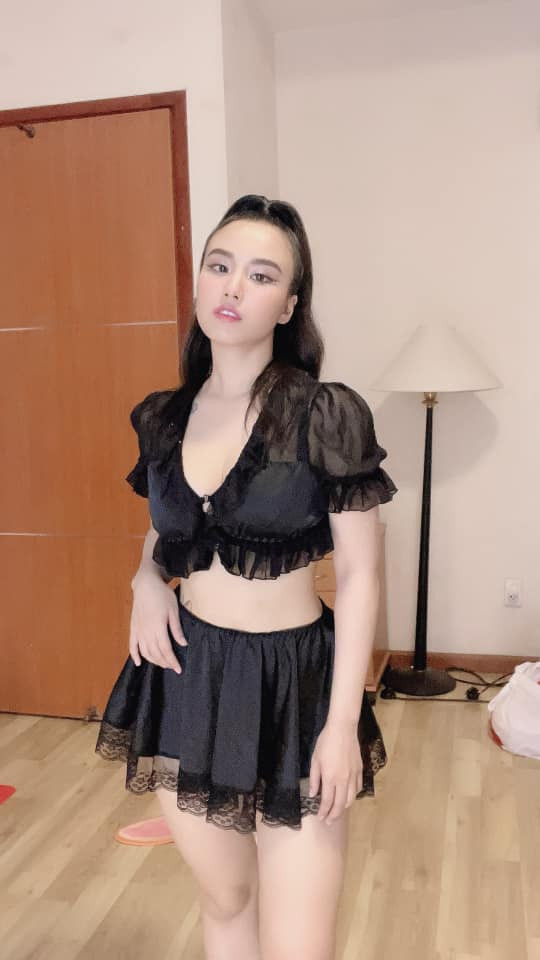 Sau những ồn ào đời tư đó, ở hiện tại, Linh Miu vẫn chọn phong cách thời trang gợi cảm, nóng bỏng với những bộ trang phục thiếu vải, khoe 3 vòng căng tràn. Ảnh: FBNV