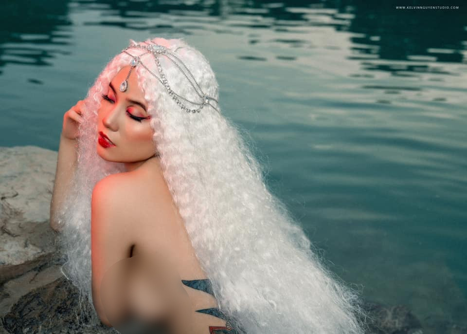 Bộ ảnh còn giúp Linh Miu khoe rõ ràng được hình xăm khá to ở vòng 3, việc có hình xăm phủ kín vòng 3 của cô nàng khiến người nhìn phần nào bớt "đau mắt".