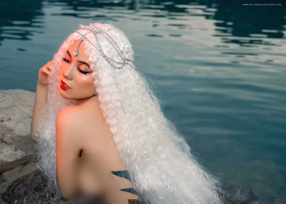 Bộ ảnh còn giúp Linh Miu khoe rõ ràng được hình xăm khá to ở vòng 3, việc có hình xăm phủ kín vòng 3 của cô nàng khiến người nhìn phần nào bớt "đau mắt".