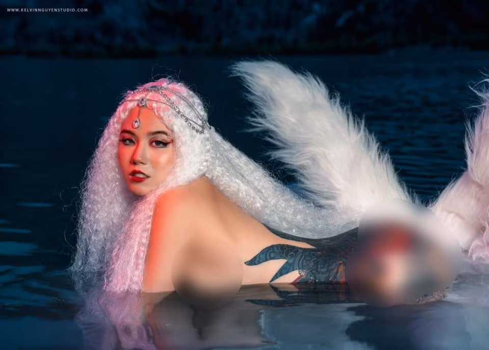 Bộ ảnh này khiến cư dân mạng "nóng mắt" khi Linh Miu chọn cách nude để tạo dáng.