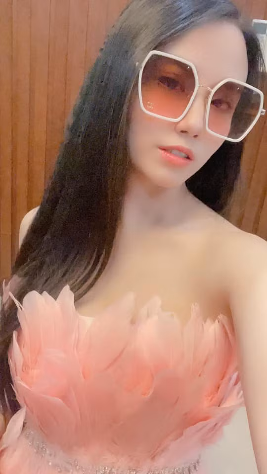 Nhưng thời gian gần đây, hot girl lại tái xuất với những shoot hình táo bạo, hứa hẹn màn tái xuất đầy nóng bỏng đến với cộng đồng mạng.