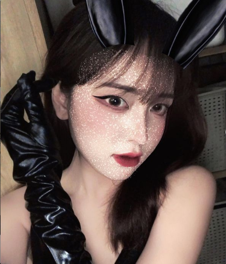 Thời gian trước khi bắt đầu nổi tiếng, Minh Tú nhận được nhiều lượt chia sẻ cũng như bình luận trái chiều từ CĐM bởi loạt ảnh chụp gồm khuôn mặt trang điểm khá nổi bật, mắt đeo lens, cùng trang phục khá gợi cảm.