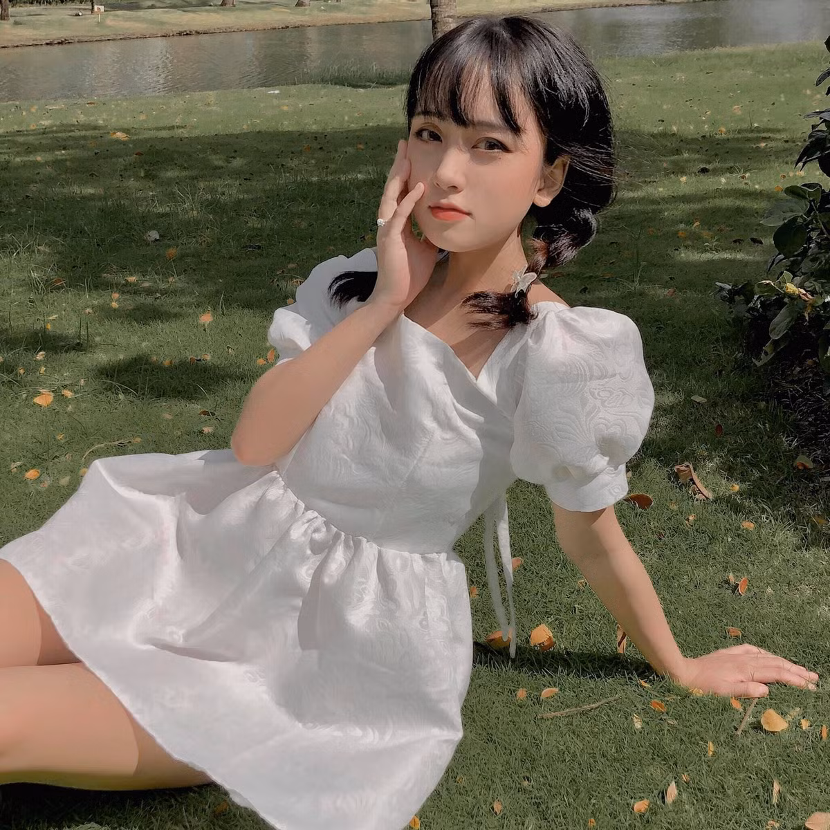 Sở hữu gương mặt đẹp, thậm chí nhiều người còn cho rằng khá giống con lai cùng phong cách trang điểm của thiếu nữ phương Tây, Minh Tú ngay lập tức được cư dân mạng chú ý và theo dõi.