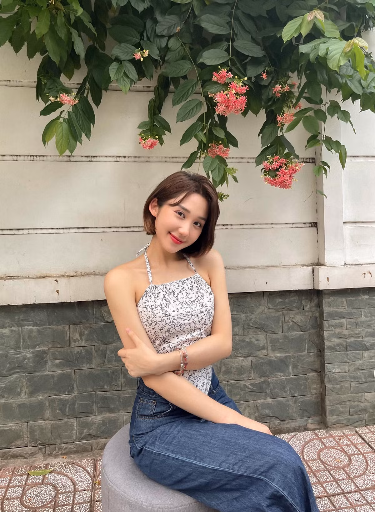 Trên trang cá nhân của mình, nữ streamer 9x đã khoe loạt hình ảnh diện áo yếm khéo léo để thân hình mảnh mai, nụ cười tươi tắn rạng rỡ.