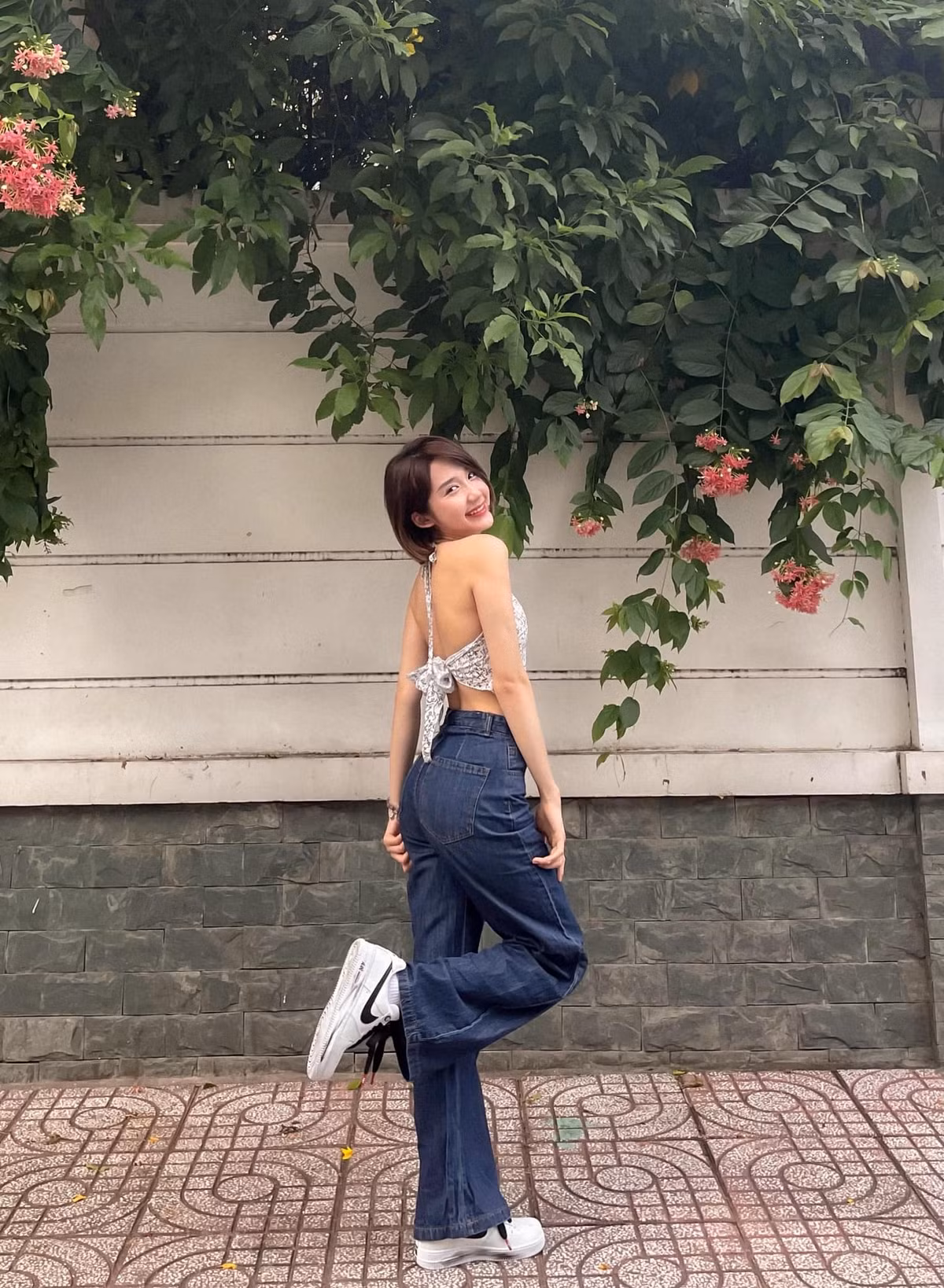 Đa số người hâm mộ đều cho rằng cô nàng trông vô cùng xinh đẹp và có phần phá cách khi diện yếm, cùng với đó mà mái tóc ngắn rất cá tính.