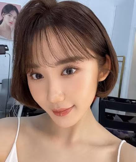 Mina Young từng là sinh viên trường Đại học Văn hoá Nghệ thuật Quân đội, khoa Thanh nhạc.