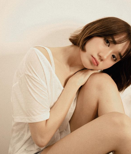 Cô nàng thường xuất hiện với hình ảnh ngây thơ, trong trẻo. Thi thoảng Mina Young cũng thay đổi phong cách, trở nên cá tính và mạnh mẽ hơn.