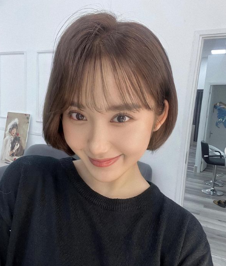 Cùng với sự nổi tiếng, Mina Young cũng dính khá nhiều thị phi như bị công ty quản lý cấm livestream, sau đó cô mới viết một bức tâm thư gửi đến fan, hẹn ngày trở lại. Ảnh: FBNV, IGNV