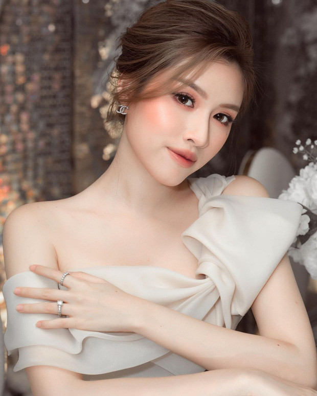 Mới đây, nữ MC Thanh Thanh Huyền bất ngờ bị hiểu nhầm là "người tình" của Jack chỉ từ hình ảnh mặc chiếc váy màu xanh khá giống với nhân vật chính.