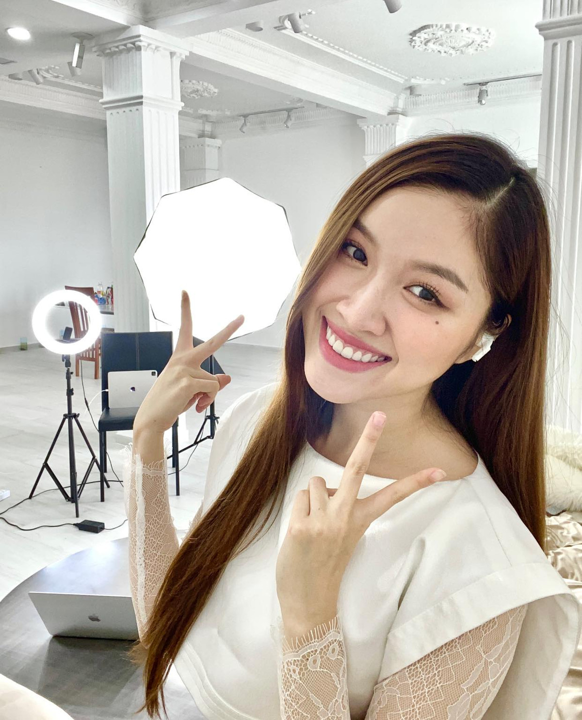 Nếu như người tình của Jack sinh năm 2000, hiện đang là sinh viên thì MC Thanh Thanh Huyền sinh năm 1996, là nữ MC nổi tiếng với màn dẫn song ngữ 3000 chữ và 75 tên riêng mà không cần nhìn kịch bản.