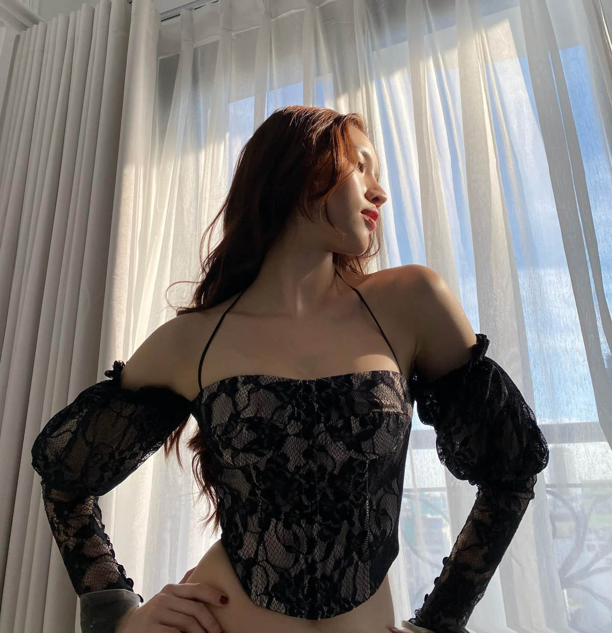 Thậm chí ở một số khung hình, cư dân mạng còn nhận xét cô nổi bật hơn cả "nữ hoàng nội y". Ảnh: Tổng hợp