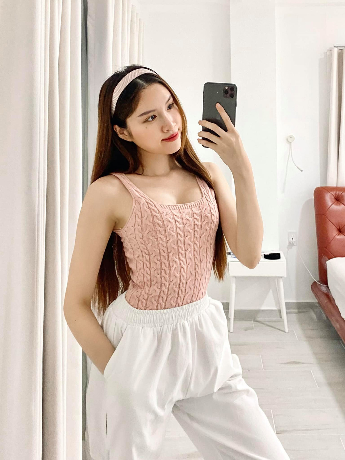 Thanh Thanh Huyền còn được ví như "bản sao Ngọc Trinh" khi sở hữu vóc dáng nóng bỏng, nuột nà.