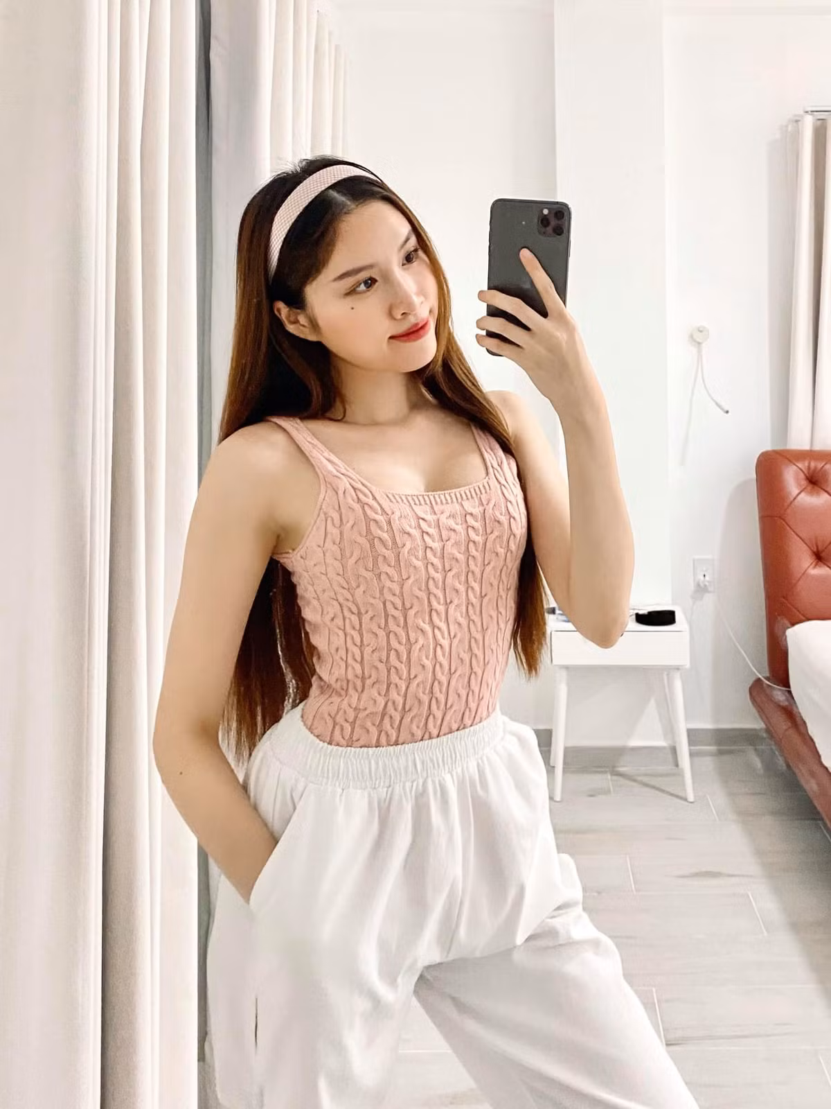 Thanh Thanh Huyền còn được ví như "bản sao Ngọc Trinh" khi sở hữu vóc dáng nóng bỏng, nuột nà.