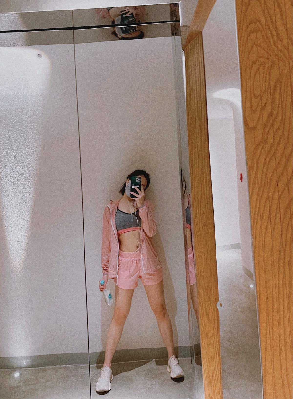 Trâm Anh tuy không còn hoạt động nghệ thuật nhưng vẫn thu hút cộng đồng mạng bởi những bức hình gợi cảm.