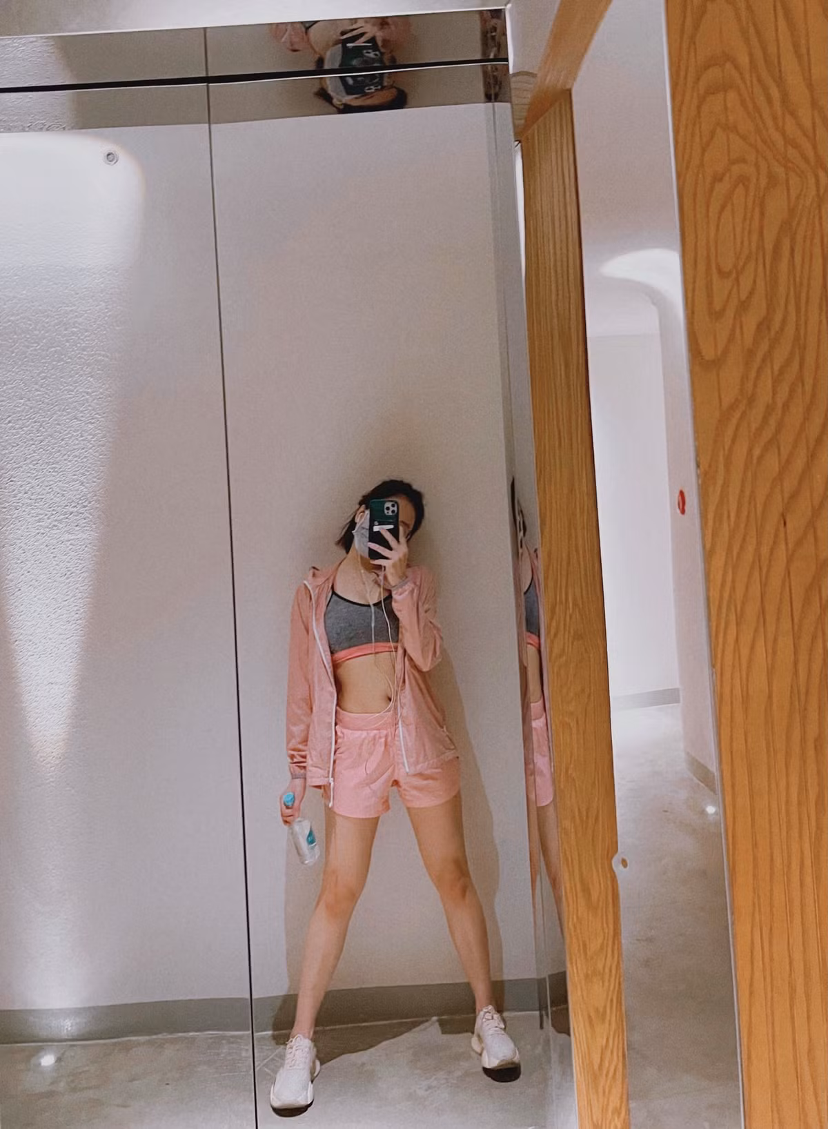 Trâm Anh tuy không còn hoạt động nghệ thuật nhưng vẫn thu hút cộng đồng mạng bởi những bức hình gợi cảm.