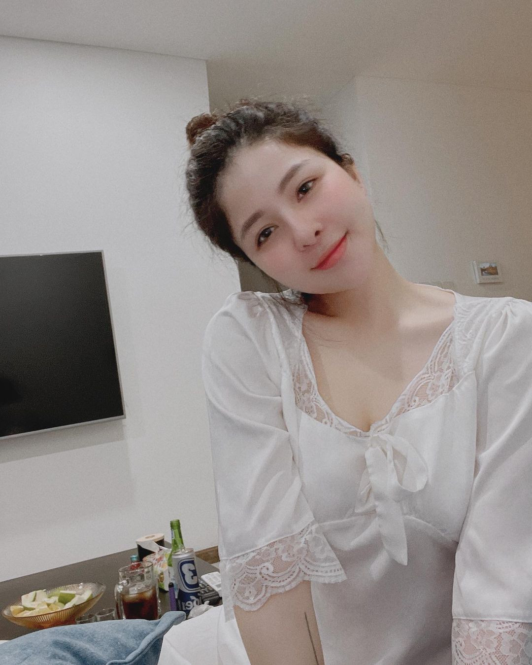 Đính kèm bức ảnh, người đẹp xứ Thanh đăng caption ẩn ý khoe vòng 1 công khai: "Nếu để chọn giữa Anh và đường tròn. Em sẽ chọn đường tròn, vì nó có tâm". Chính dòng trạng thái này đã khiến netizen bàn tán xôn xao một phen.